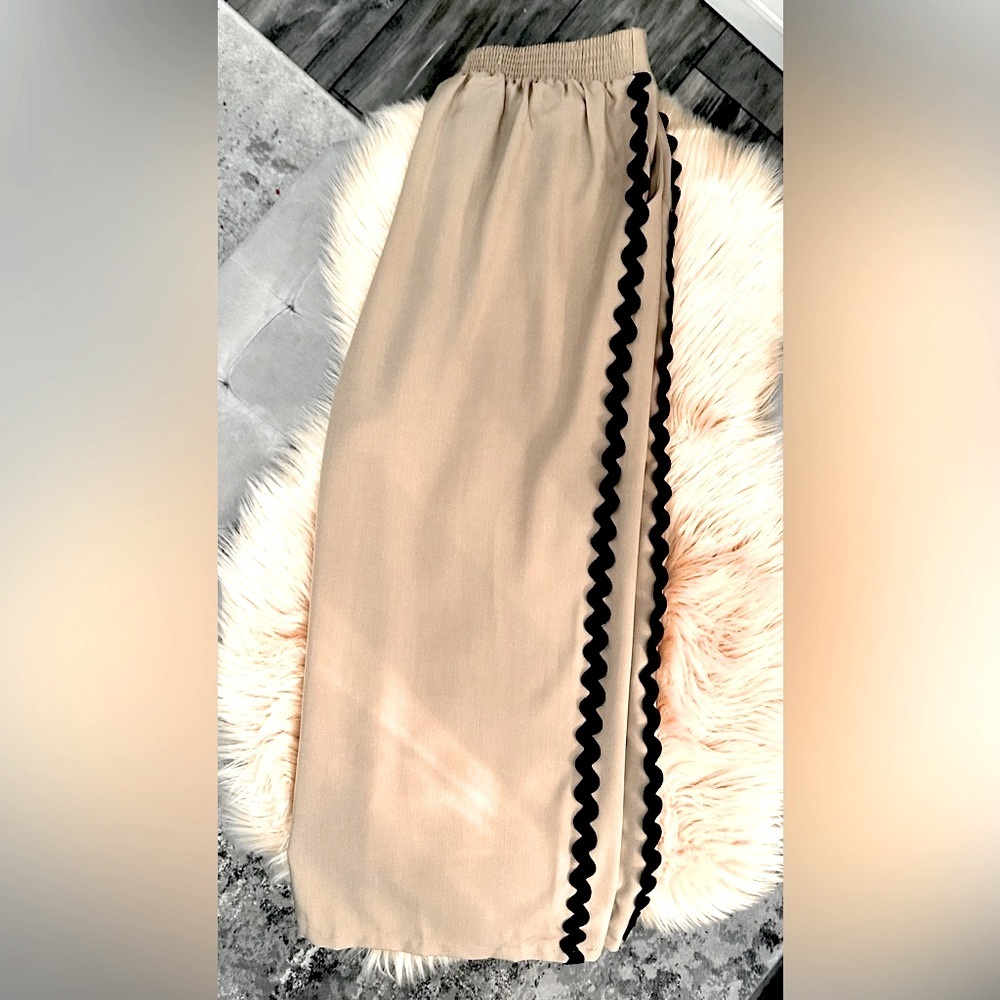 Women’s Wide Leg Cropped Pants With Black Trim Accent Along Sides Sz MED NEW!